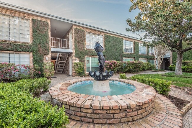 Building Photo - 2121 Fountain View Dr