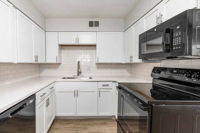 Building Photo - 611 Riverview Dr