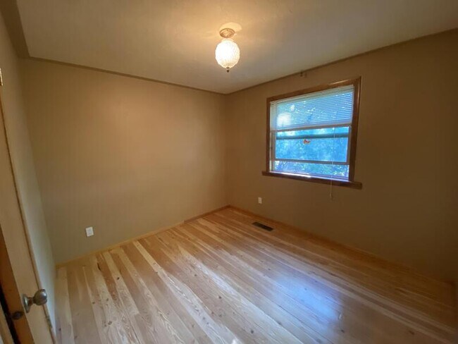 Building Photo - 2360 S 60th E