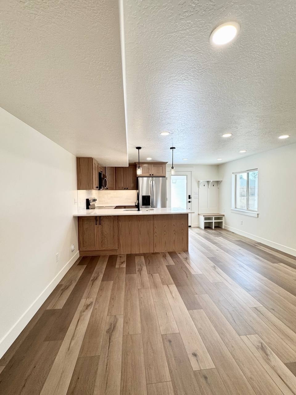 Building Photo - 698 S Lake View Dr