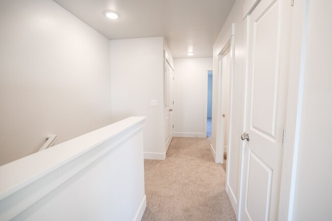 Building Photo - BEAUTIFUL NEW TOWNHOUSE FOR RENT IN REXBURG!