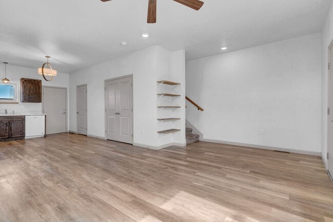 Building Photo - Townhome 3Bed 2Bath - Long Realty and Property Reality