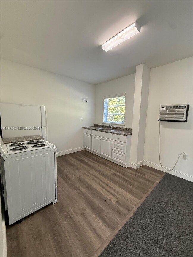 Building Photo - 627 Anastasia Ave