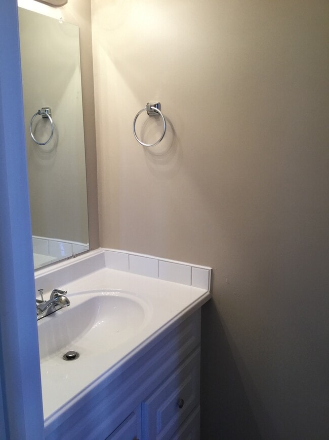 Building Photo - Townhome 3 bedroom/1.5 bath