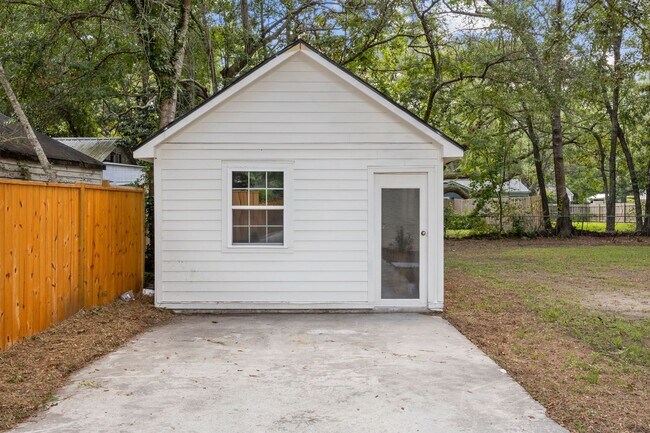Building Photo - Impeccably Renovated Brick Ranch on James ...