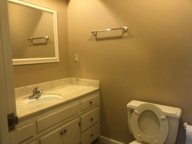 Building Photo - 3 Bed 2 Bath Presidential Home near Los Banos High School with HUGE Backyard!