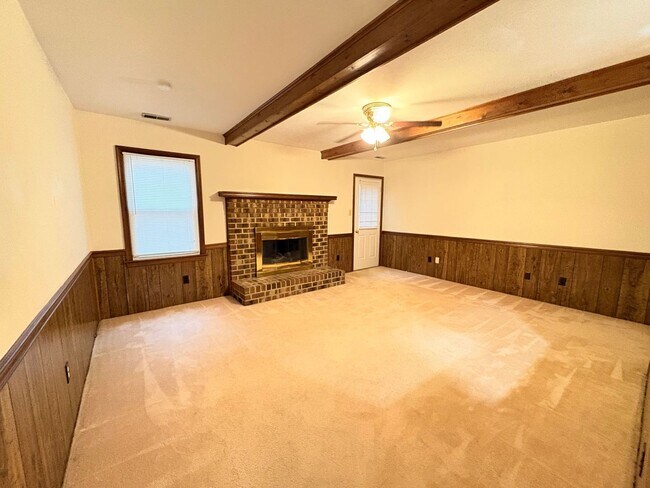 Building Photo - 3 BED / 2 BATH SINGLE FAMILY