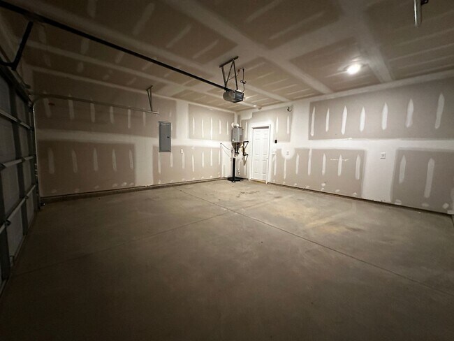 Building Photo - E. Morristown - 3 bed/2.5 bath home with g...