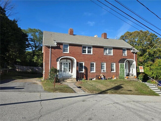 Primary Photo - 7 Goddard St