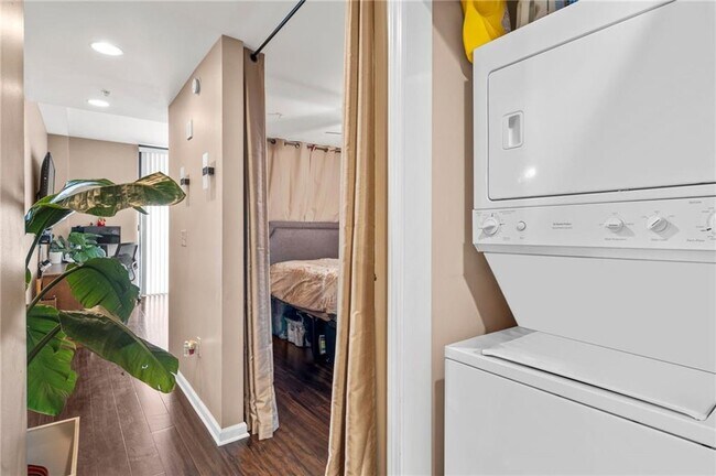 Building Photo - 3040 Peachtree Rd NW