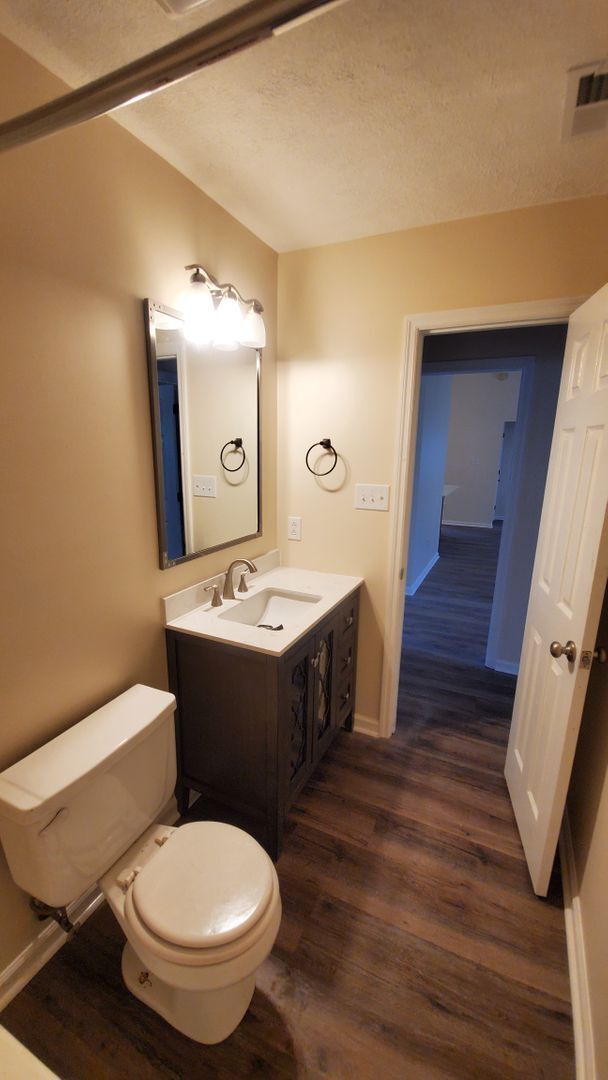 Building Photo - Newly Renovated 3 bedroom, 2 bath unit wit...