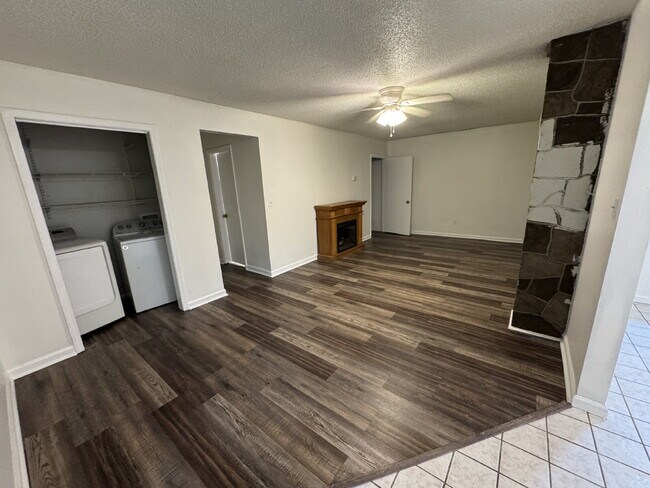 Building Photo - 2 bedroom 1 bathroom in Fair Play