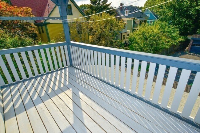 Building Photo - 89 Rockview St