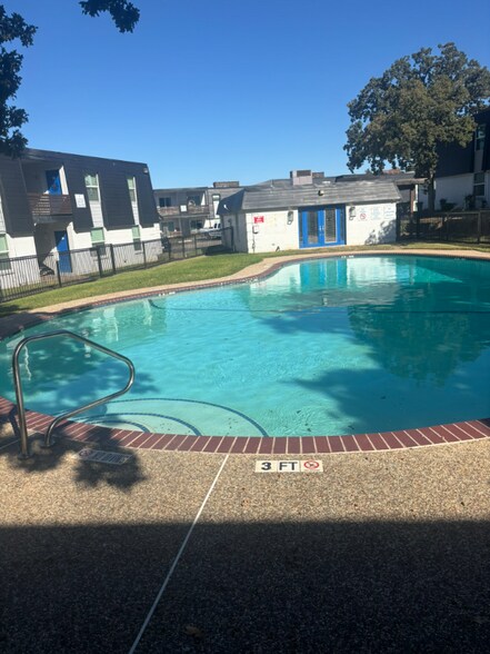 Building Photo - 531 Bedford Rd