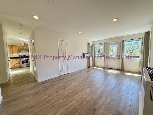 Building Photo - Top Floor Unit With Bonus Room in Gerstle ...