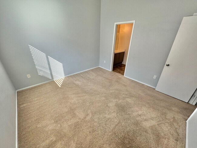 Building Photo - MOVE IN SPECIAL - BRIGHT 2-BEDROOM CONDO IN SOUTHWEST LAS VEGAS CONDO