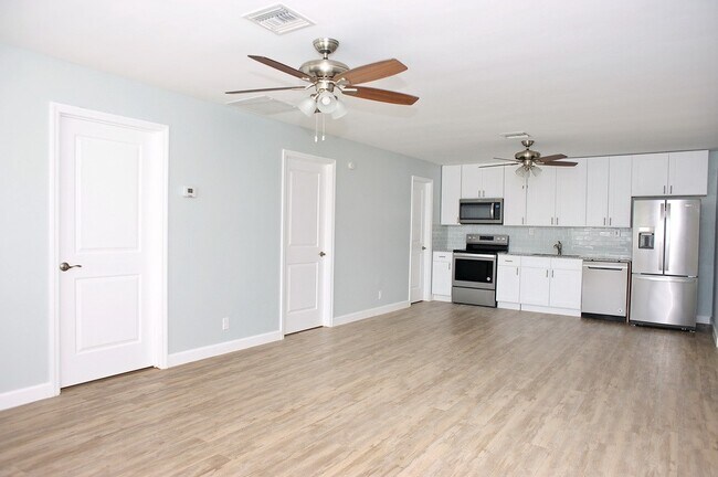 Building Photo - 2 Bedroom Duplex in Naples Park - Annual Rental