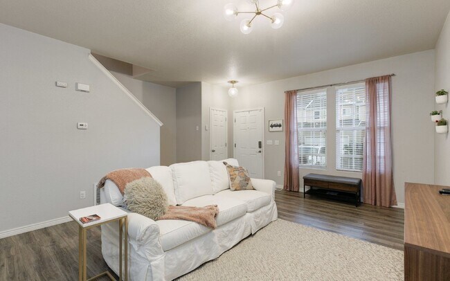 Building Photo - 7860 Sandy Springs Point