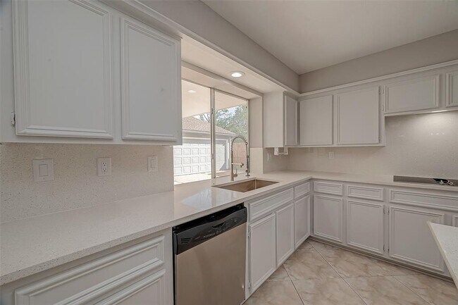 Building Photo - 2112 Limrick Dr