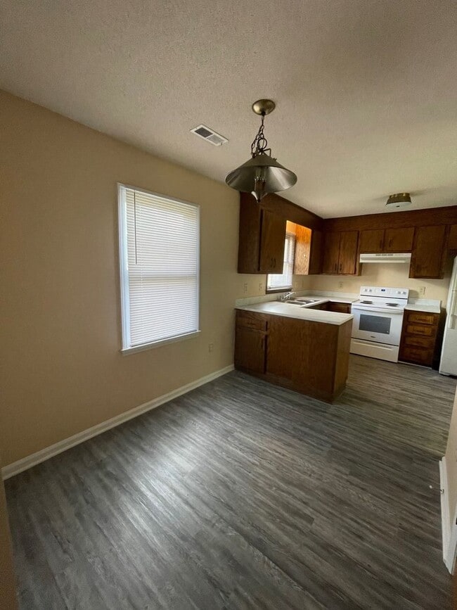 Building Photo - Come take a look at this gorgeous 2 Bedroo...