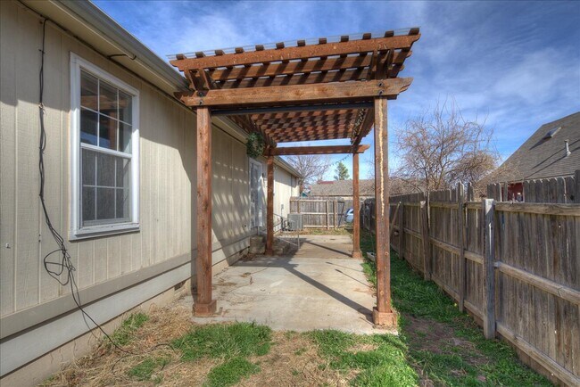 Building Photo - 1712 W 57th Pl