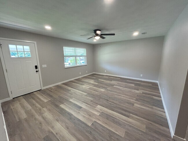 Building Photo - 210 Sanders Ave