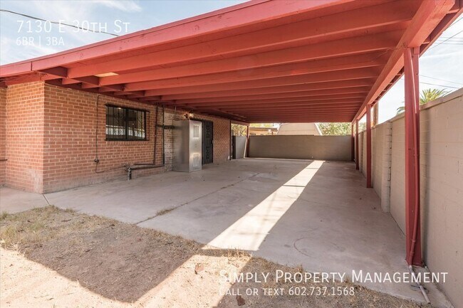 Building Photo - 4 bedroom 2 bath main house with a 2 bed 1...