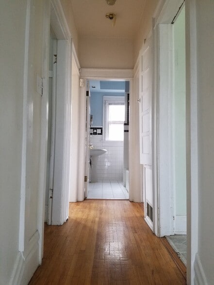 hallway to bathroom - 2535 Summit Street