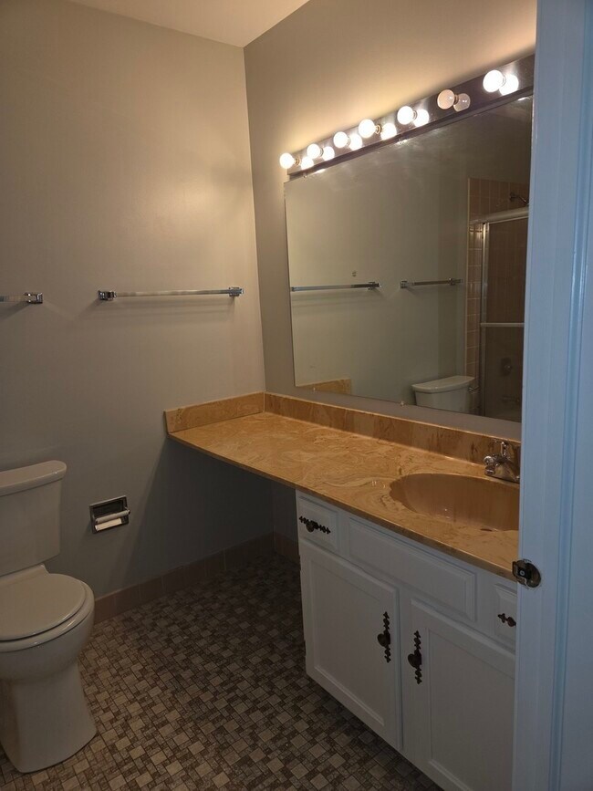 Building Photo - 905 Surrey Dr