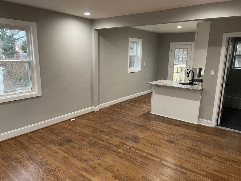 Building Photo - 273 56th Pl NE