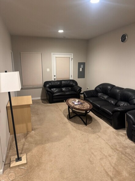 Building Photo - 9102 Vlg Spgs Dr