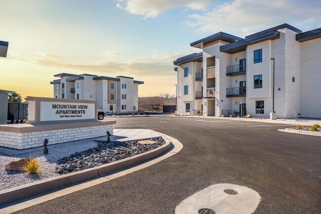 Building Photo - 983 W State St