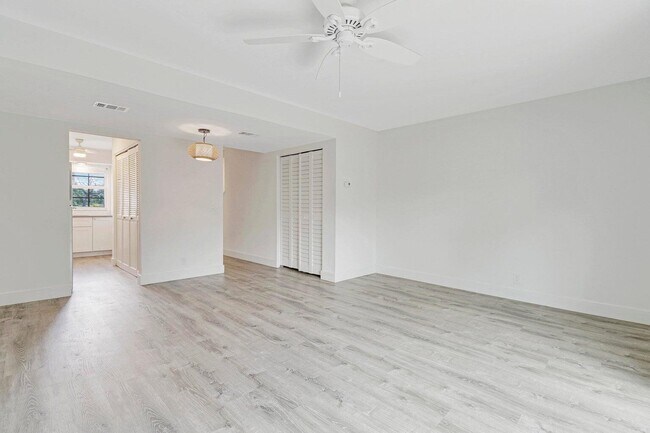 Building Photo - 415 N Cypress Dr