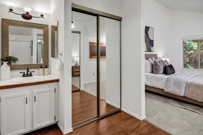 Building Photo - 2bd/1.75ba Redmond Condo