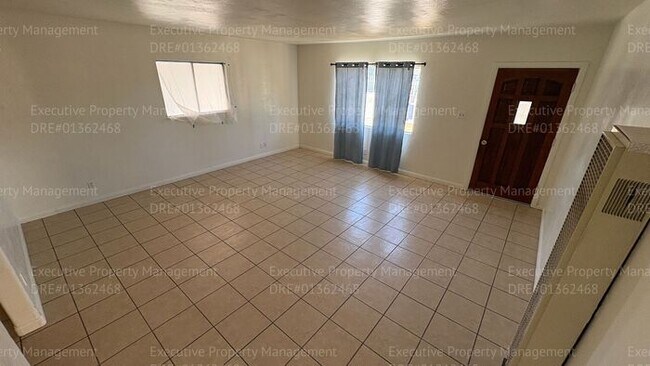 Building Photo - 3 bedroom 1 bathroom house located near E. California Ave/ Mt Vernon Ave