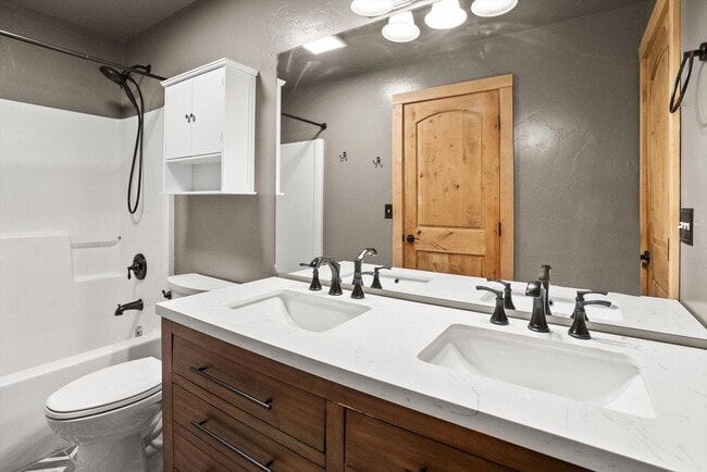 Building Photo - Amazing 3 Bedroom/2 Bath Bi-Level Home for...