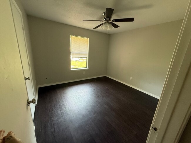 Building Photo - 3733 Stoneridge Dr