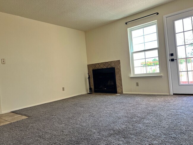 Building Photo - Cozy Condo