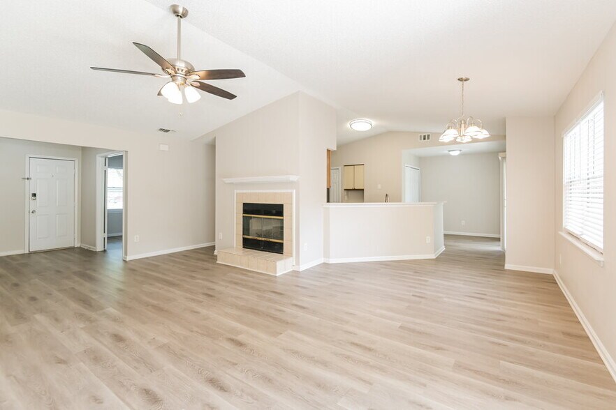 Building Photo - 11846 Marabou Ct N
