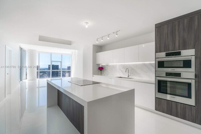 Building Photo - 851 NE 1st Ave