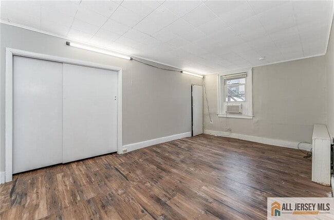 Building Photo - 20 Willow Ave