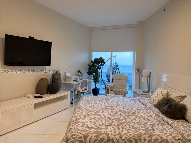 Building Photo - 15811 Collins Ave