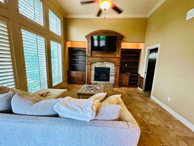 Building Photo - {9003} Wilshire Farms Reverse 1.5 Story Ho...