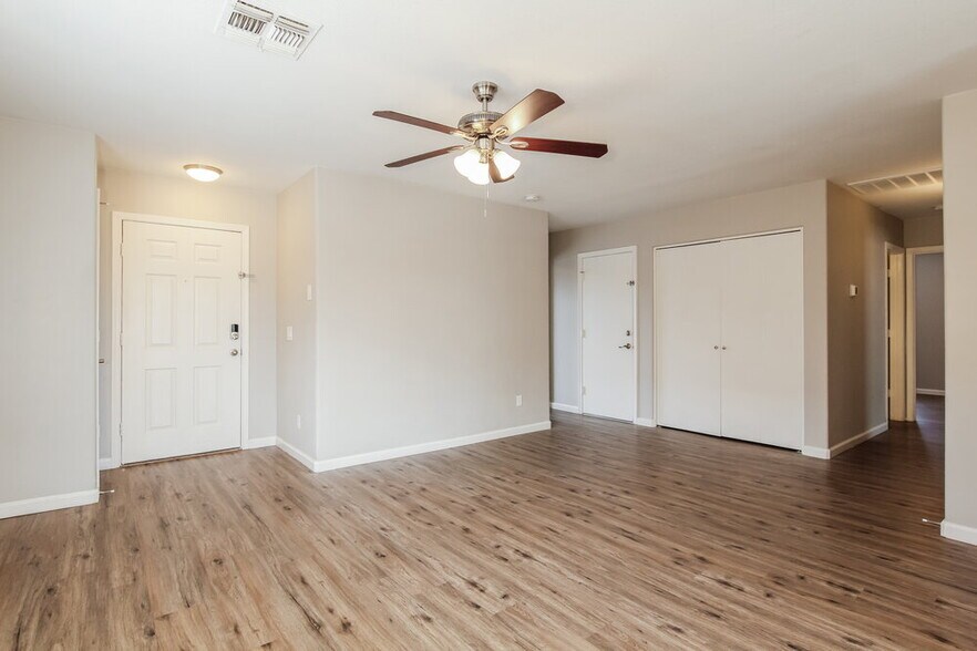 Building Photo - 2613 S 71st Dr