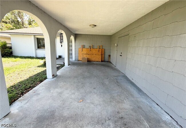 Building Photo - 929 SE 24th Ave
