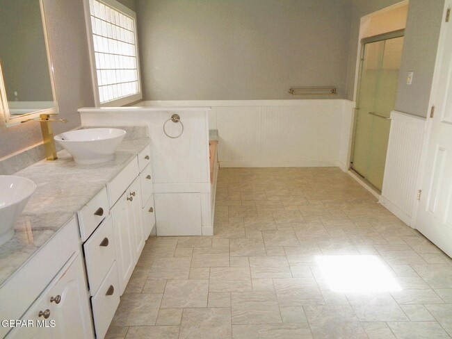 Building Photo - 2120 Greenlee Dr