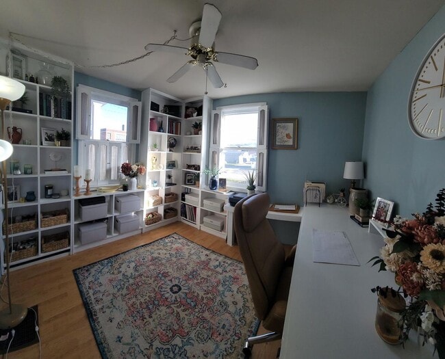 Building Photo - 3-bedroom, 1-bathroom home located on the picturesque Neville Island, PA.