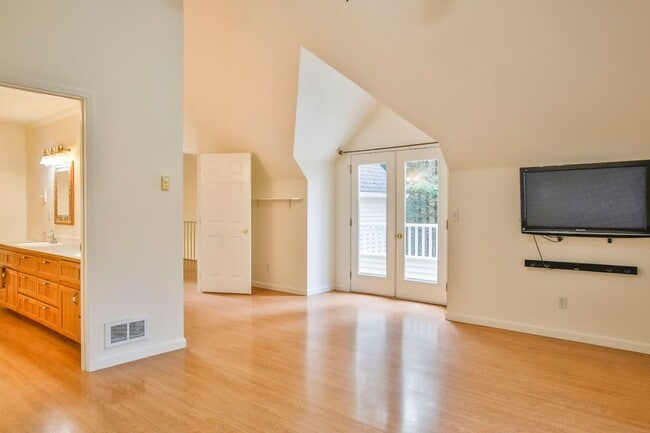 Building Photo - Gorgeous Coupeville Home is Ready for a New Tenant!!!