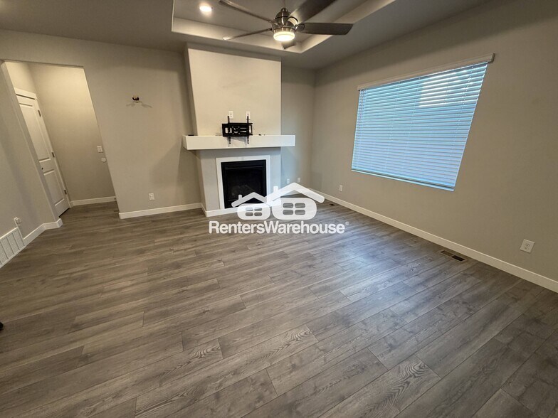 Building Photo - 7851 W Walk About Way