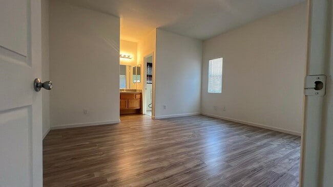 Building Photo - East Lancaster Home